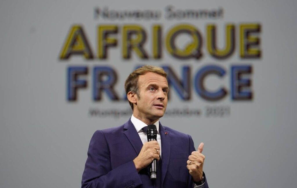 Emmanuel Macron fera une nouvelle tournée africaine à partir de samedi, à l'occasion d'un sommet Afrique-France au Kenya, pour la première fois dans un pays anglophone, orienté résolument vers les investissements économiques, a annoncé mercredi l'Elysée.
Les 11 et 12 mai, ce sommet de Nairobi baptisé "Africa Forward", en anglais, sera aussi le premier sous l'égide du président français à réunir les autres chefs d'Etat et de gouvernement de pays africains depuis son arrivée au pouvoir en 2017. Le précédent, à Montpellier en 2021, s'était tenu uniquement avec la société civile africaine, sur fond de relations dégradées avec de nombreuses ex-colonies francophones du continent.
"L'objectif principal est d'afficher et ancrer un partenariat renouvelé avec les pays africains", a déclaré à la presse la présidence française.
Alors qu'Emmanuel Macron a décrété la fin de la Françafrique, ses pratiques opaques et ses réseaux d'influence hérités du colonialisme, et que les relations se sont dégradées sinon rompues avec de nombreux pays, notamment au Sahel, le rendez-vous vise à "illustrer le renouvellement de nos partenariats avec l'Afrique, avec un regard tourné vers le futur", a ajouté un conseiller.
Il a évoqué une "logique qui est très économique, très tournée vers l'investissement", avec la promesse d'une importante délégation de patrons français et africains et d'annonces d'ampleur sur place, à la fois d'entreprises françaises en Afrique mais aussi dans l'autre sens.
Ce sera l'objet de la première journée, lundi, consacrée à un business forum, mais aussi à d'autres séquences sur le sport, la restitution de biens culturels aux pays africains ou encore un échange avec des étudiants. Le mardi sera la journée plus institutionnelle avec les autres dirigeants, mais l'économie et les investissements resteront "en filigrane", a assuré l'Elysée.
Le sommet sera clôturé mardi soir avec un concert en présence de "grands noms de la musique africaine" et des diasporas.
Avant de se rendre au Kenya, M. Macron fera étape samedi en Egypte, où il doit inaugurer avec son homologue Abdel Fattah al-Sissi l'Université de la Francophonie Senghor à Alexandrie, "sur un campus moderne projeté vers l'Afrique", a précisé l'Elysée.
Il est attendu dimanche à Nairobi, d'abord pour une visite bilatérale auprès du président kényan William Ruto, devenu un allié-clé dans plusieurs initiatives françaises notamment en faveur de la refonte de l'architecture financière mondiale.
Mercredi 13 mai, le président français se rendra à Addis Abeba, en Ethiopie, pour sa première visite au siège de l'Union africaine. Il aura une rencontre à trois avec le président de la Commission de l'UA, le Djiboutien Mahamoud Ali Youssouf, et le secrétaire général de l'ONU Antonio Guterres, pour appuyer les efforts africains en vue de la résolution des crises du continent.
Il doit aussi s'entretenir avec le Premier ministre éthiopien Abiy Ahmed.
Auteur: AFP