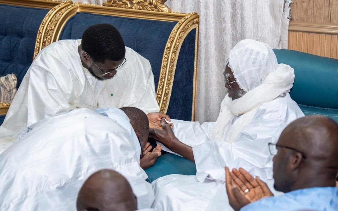 Suite au rappel à Dieu de Serigne Cheikh Saliou Mbacké : Le Président Bassirou D Faye, accompagné de la Première Dame Absa Faye et d&rsquo;une importante délégation, s&rsquo;est rendu, ce samedi à Touba