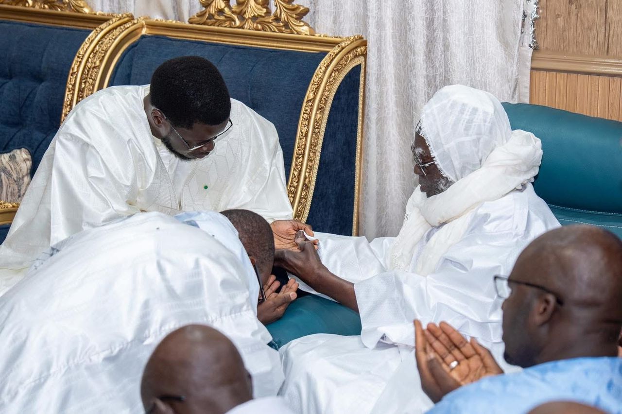 Suite au rappel à Dieu de Serigne Cheikh Saliou Mbacké : Le Président Bassirou D Faye, accompagné de la Première Dame Absa Faye et d’une importante délégation, s’est rendu, ce samedi à Touba